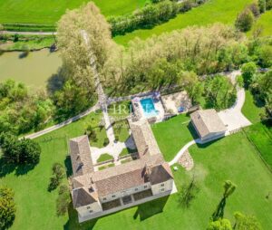 Le Château du Monarque — Elégance Intemporelle et Charme Historique