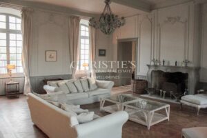 Le Château du Monarque — Elégance Intemporelle et Charme Historique