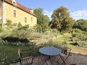 UN LOGIS DU XVIIe SIÈCLE EN PÉRIGORD VERT