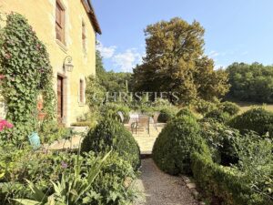 UN LOGIS DU XVIIe SIÈCLE EN PÉRIGORD VERT