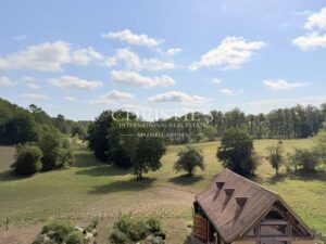 UN LOGIS DU XVIIe SIÈCLE EN PÉRIGORD VERT