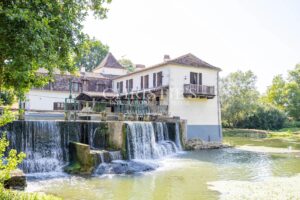 La maison du moulin, située au bord de la rivière Dropt, surplombe son lac et s’étend au cœur d’un domaine boisé de 13 hectares