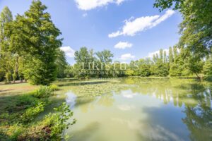 La maison du moulin, située au bord de la rivière Dropt, surplombe son lac et s’étend au cœur d’un domaine boisé de 13 hectares