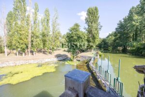La maison du moulin, située au bord de la rivière Dropt, surplombe son lac et s’étend au cœur d’un domaine boisé de 13 hectares