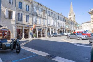 La maison médiévale du village avec terrasse sur le toit ensoleillée