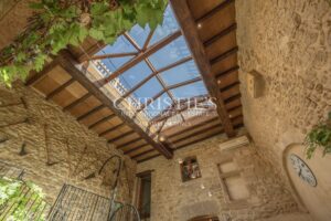 La maison médiévale du village avec terrasse sur le toit ensoleillée
