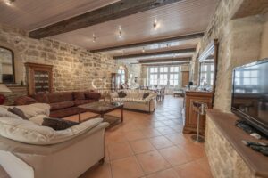 La maison médiévale du village avec terrasse sur le toit ensoleillée