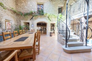 La maison médiévale du village avec terrasse sur le toit ensoleillée