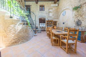 La maison médiévale du village avec terrasse sur le toit ensoleillée