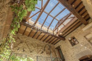 La maison médiévale du village avec terrasse sur le toit ensoleillée