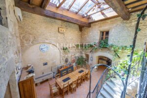 La maison médiévale du village avec terrasse sur le toit ensoleillée