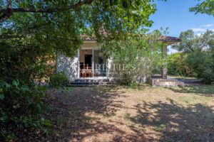 ANDERNOS, in the sought-after Betey area on the Basin side, attractive corner house.