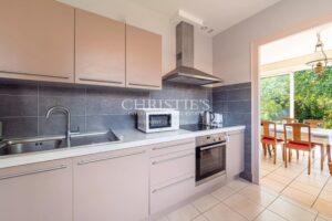 ANDERNOS, in the sought-after Betey area on the Basin side, attractive corner house.