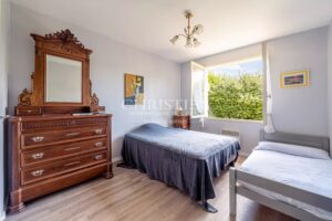 ANDERNOS, in the sought-after Betey area on the Basin side, attractive corner house.