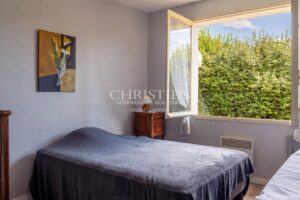 ANDERNOS, in the sought-after Betey area on the Basin side, attractive corner house.