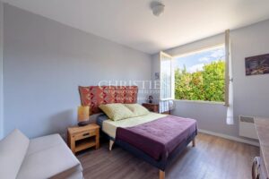 ANDERNOS, in the sought-after Betey area on the Basin side, attractive corner house.