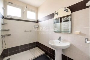 ANDERNOS, in the sought-after Betey area on the Basin side, attractive corner house.