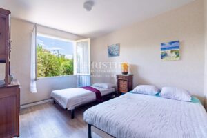 ANDERNOS, in the sought-after Betey area on the Basin side, attractive corner house.