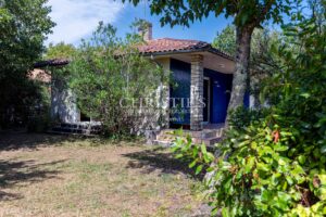 ANDERNOS, in the sought-after Betey area on the Basin side, attractive corner house.