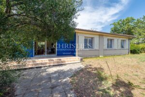 ANDERNOS, in the sought-after Betey area on the Basin side, attractive corner house.