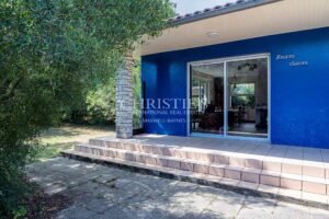 ANDERNOS, in the sought-after Betey area on the Basin side, attractive corner house.