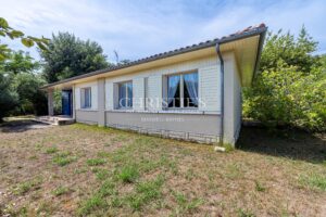 ANDERNOS, in the sought-after Betey area on the Basin side, attractive corner house.