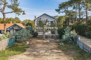 CAP FERRET PENINSULA – CLAOUEY – Charming Front-Line Villa with 5 Suites (150 sqm)