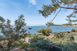 CAP FERRET PENINSULA – CLAOUEY – Charming Front-Line Villa with 5 Suites (150 sqm)