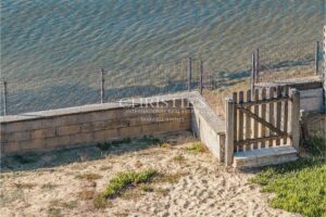 CAP FERRET PENINSULA – CLAOUEY – Charming Front-Line Villa with 5 Suites (150 sqm)
