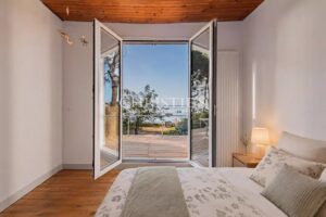 CAP FERRET PENINSULA – CLAOUEY – Charming Front-Line Villa with 5 Suites (150 sqm)