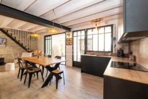 Adorable ancien chai rénové au cœur du village