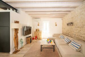 Adorable ancien chai rénové au cœur du village