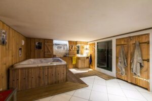 Air-conditioned 4-bedroom house