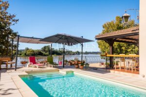 Four-bedroom riverside house with exceptional views near Saint-Émilion