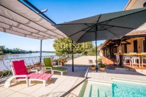 Four-bedroom riverside house with exceptional views near Saint-Émilion