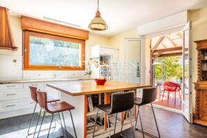 Four-bedroom riverside house with exceptional views near Saint-Émilion