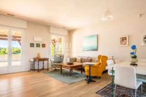 Four-bedroom riverside house with exceptional views near Saint-Émilion