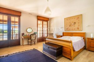 Four-bedroom riverside house with exceptional views near Saint-Émilion