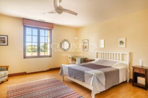 Four-bedroom riverside house with exceptional views near Saint-Émilion