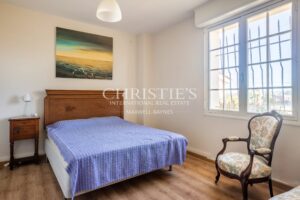 Four-bedroom riverside house with exceptional views near Saint-Émilion
