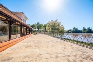 Four-bedroom riverside house with exceptional views near Saint-Émilion