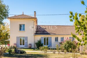Four-bedroom riverside house with exceptional views near Saint-Émilion