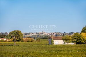 Four-bedroom riverside house with exceptional views near Saint-Émilion