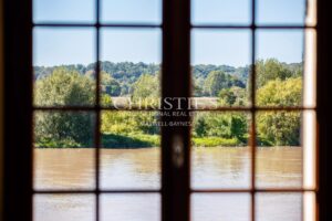 Four-bedroom riverside house with exceptional views near Saint-Émilion