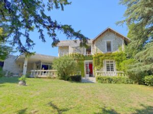 A unique estate in Saintes – 2 independent homes, swimming pool and wooded parkland