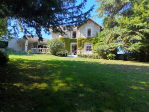 A unique estate in Saintes – 2 independent homes, swimming pool and wooded parkland