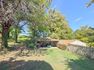 A unique estate in Saintes – 2 independent homes, swimming pool and wooded parkland