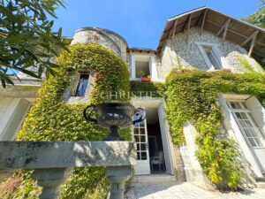 A unique estate in Saintes – 2 independent homes, swimming pool and wooded parkland