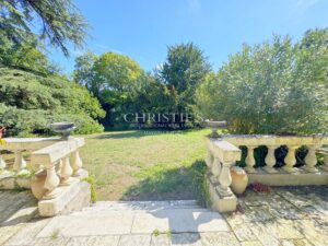 A unique estate in Saintes – 2 independent homes, swimming pool and wooded parkland