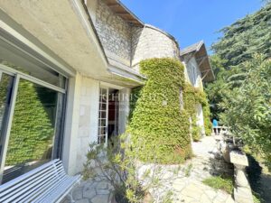 A unique estate in Saintes – 2 independent homes, swimming pool and wooded parkland